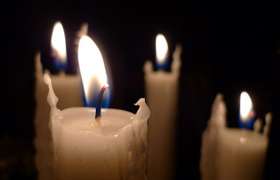 Häufig erleuchten bei den Roraten nur Kerzenlichter den Kirchenraum.