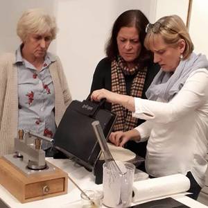 Frauenrunde / Pfarre Graz-Mariatrost Hostien Backen