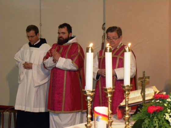 Firmung in St. Gallen / P. Ulrich Diel OSB Abt Bruno spendet unseren Jugendlichen das Sakrament der Firmung