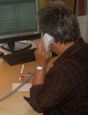 Bild zeigt eine Mitarbeiterin beim Telefonieren